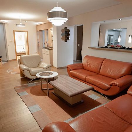 Grand Central Apartment Skopje Bagian luar foto
